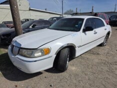 2000 LINCOLN TOWNCAR
